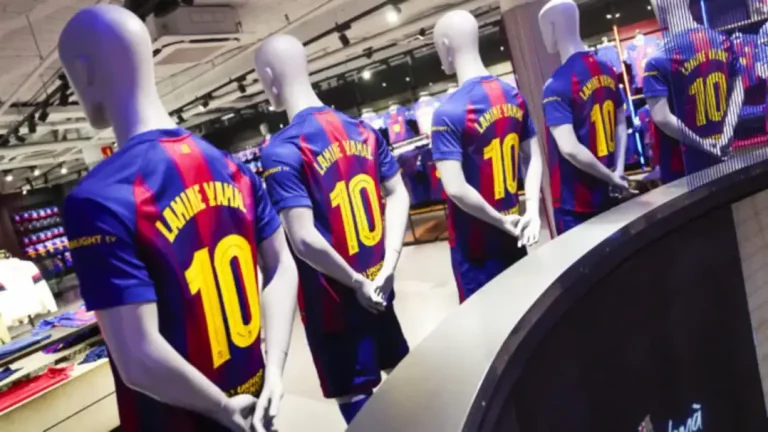 FOTOGRAFÍA. BARCELONA (CATALUÑA) REINO DE ESPAÑA, 16 DE JULIO DE 2025. El Barcelona ha anunciado este miércoles que el delantero Lamine Yamal, que el 13 de julio cumplió 18 años y en mayo renovó hasta 2031, lucirá el dorsal '10' a partir del próximo curso, un movimiento que ratifica al joven talento catalán como la estrella del equipo y lo incluye en una selecta lista de la que forman parte otros ídolos como Leo Messi, Romario o Ronaldinho. Efe