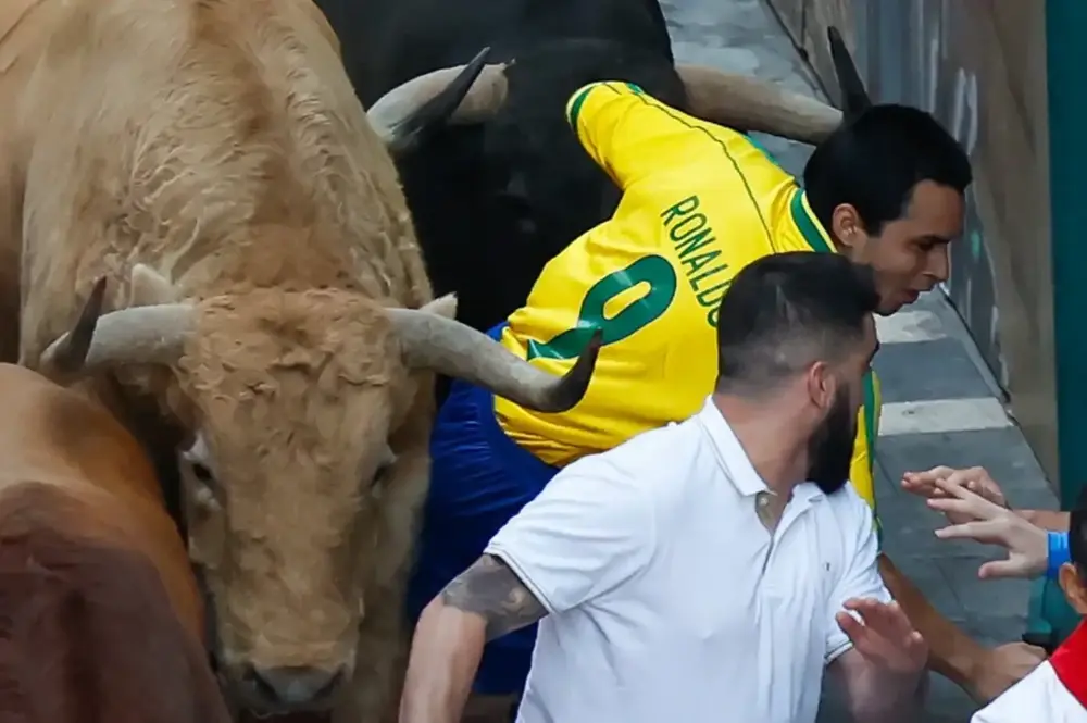 FOTOGRAFÍA. PAMPLONA (NAVARRA) REINO DE ESPAÑA, 11 DE JULIO DE 2025. Un mozo cae ante uno de los toros de la ganadería Jandilla durante el quinto encierro de los Sanfermines 2025. Efe