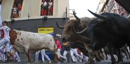FOTOGRAFÍA. PAMPLONA (NAVARRA) REINO DE ESPAÑA, 11 DE JULIO DE 2025. Alerta por fuertes tormentas y lluvias en España. Los toros de la ganadería Jandilla persiguen a los mozos a su paso por la curva de Mercaderes durante el quinto encierro de los sanfermines 2025. Efe