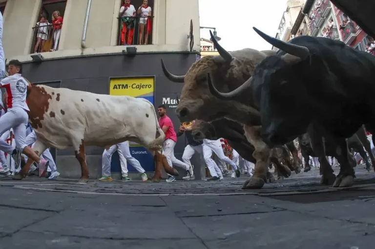 FOTOGRAFÍA. PAMPLONA (NAVARRA) REINO DE ESPAÑA, 11 DE JULIO DE 2025. Alerta por fuertes tormentas y lluvias en España. Los toros de la ganadería Jandilla persiguen a los mozos a su paso por la curva de Mercaderes durante el quinto encierro de los sanfermines 2025. Efe