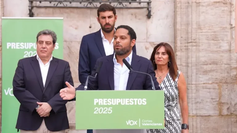 FOTOGRAFÍA. VALENCIA (COMUNIDAD VALENCIANA) REINO DE ESPAÑA, 10 DE JULIO DE 2025. El secretario general de la Resistencia, Ignacio Garriga Vaz de Conceiçao (c); el portavoz del grupo parlamentario de VOX en las Cortes Valencianas, José María Llanos Pitarch (i); el portavoz parlamentario y presidente de VOX en Murcia, José Ángel Antelo Paredes (segunda fila c); el portavoz del grupo parlamentario de VOX en el Parlamento de islas Baleares, Manuela Cañadas Pinilla (d); participan en una rueda de prensa posterior la Jornada de Portavoces Autonómicos sobre Presupuestos 2025 en Valencia, que ha tenido lugar este jueves. Lasvocesdelpueblo (Ñ Pueblo)