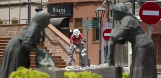 FOTOGRAFÍA. GRAN CANARIA (ISLAS CANARIAS) REINO DE ESPAÑA, 17 DE JULIO DE 2025. En la imagen, un obrero trabaja al sol este jueves en la plaza de La Candelaria de Ingenio, en el sureste de Gran Canaria. Efe