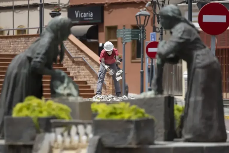 FOTOGRAFÍA. GRAN CANARIA (ISLAS CANARIAS) REINO DE ESPAÑA, 17 DE JULIO DE 2025. En la imagen, un obrero trabaja al sol este jueves en la plaza de La Candelaria de Ingenio, en el sureste de Gran Canaria. Efe