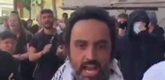 FOTOGRAFÍA. HOSPITALET DE LLOBREGAT (BARCELONA) CATALUÑA (REINO DE ESPAÑA), 25 DE JULIO DE 2025. En la imagen, uno de los líderes fascistas del grupo de okupas y de individuos violentos de ultraizquierda del llamado "Centro social La Squatxeria", durante los momentos de tensión con agresiones físicas entre estos supremacistas y VOX. Ocurrió durante la visita del portavoz del Grupo Municipal de VOX en el Ayuntamiento de Hospitalet de Llobregat (Barcelona), Francisco González Navarro, al desalojo del del llamado "Centro social La Squatxeria". VOX ha anunciado acciones legales contra los agresores fascistas y nazis. Lasvocesdelpueblo (Ñ Pueblo)