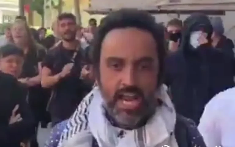 FOTOGRAFÍA. HOSPITALET DE LLOBREGAT (BARCELONA) CATALUÑA (REINO DE ESPAÑA), 25 DE JULIO DE 2025. En la imagen, uno de los líderes fascistas del grupo de okupas y de individuos violentos de ultraizquierda del llamado "Centro social La Squatxeria", durante los momentos de tensión con agresiones físicas entre estos supremacistas y VOX. Ocurrió durante la visita del portavoz del Grupo Municipal de VOX en el Ayuntamiento de Hospitalet de Llobregat (Barcelona), Francisco González Navarro, al desalojo del del llamado "Centro social La Squatxeria". VOX ha anunciado acciones legales contra los agresores fascistas y nazis. Lasvocesdelpueblo (Ñ Pueblo)