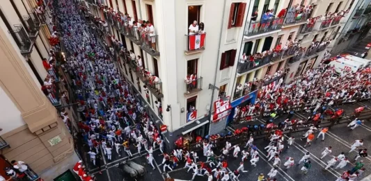 FOTOGRAFÍA. PAMPLONA (NAVARRA) REINO D EESPAÑA, 12 DE JULIO DE 2025. Vista del sexto encierro de los Sanfermines 2025, este sábado en Pamplona, Navarra (Reino de España). Efe