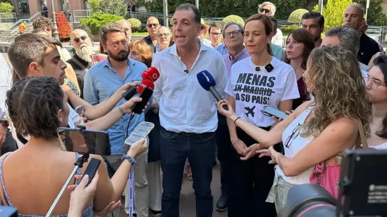 FOTOGRAFÍA. POZUELO DE ALARCÓN (COMUNIDAD DE MADRID) REINO D EESPAÑA, 17 DE JULIO DE 2025. El portavoz nacional de VOX en materia de Inmigración, Interior y Seguridad, Samuel Vázquez Álvarez (i); y la portavoz de Agenda España de VOX y portavoz del Grupo Parlamentario en la Asamblea de Madrid, Isabel La Buena (Isabel Pérez Moniño-Aranda) (d); atienden a los medios de comunicación en Pozuelo de Alarcón, Madrid, tras presentar VOX una moción contra la acogida de invasores indocumentados en el municipio, 400 inmigrantes ilegales supuestos Menores Extranjeros No Acompañados (MENA). La moción, defendida por la portavoz nacional de Familia y Asuntos Locales y portavoz del Grupo Municipal en el Ayuntamiento de Pozuelo de Alarcón, Ainhoa García Flórez. Lasvocesdelpueblo (Ñ Pueblo)