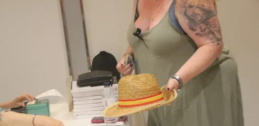 FOTOGRAFÍA. BARCELONA (CATALUÑA) REINO DE ESPAÑA, VIERNES 4/SÁBADO 5 DE JULIO DE 2025. Detalles de los ponentes y presentadores de las ponencias del XI Congreso de Catalanitat Hispánica Somatemps han tenido lugar en uno de los auditorios del Hotel Catalonia Barcelona 505, en calle Muntaner, número 505, 08022 Distrito de Sarrià-Sant Gervasi (Barcelona): el presidente de Somatemps, Rafael Molina; el director de Fundación DENAES para la defensa de España en Cataluña, Vicente Durán; la vicepresidente de la Asociación de Profesores por el Bilingüismo (APB), fundadora de la Asociación de Mujeres por la Igualdad (AMPI), María José Ibáñez Rodríguez. Ponencias: «El Obispo Guerra Campos. Un faro en la tormenta» por Manuel Jesús Acosta Elías (Manuel Acosta); «Mitos y manipulaciones: sobre el origen del catalanismo» por Javier Barraycoa Martínez; «La burguesía catalana y las guerras de Cuba» por Rafael Molina; «Los sindicatos libres» por Josep Alsina Calvés; «Le génocide Vendéen (el genocidio Vendeano)», por Reynald Sachar; «Juan de Sessa: un ejemplo de integración de la España del siglo XVI», por José Vicente Pascual; "Catalanes en la división azul" por Carlos Caballero; «Un hispanista francés en defensa de la verdad histórica» por Arnaud Imatz; y recital musical por Maria José Ibañez Rodríguez. Lasvocesdelpueblo (Ñ Pueblo)