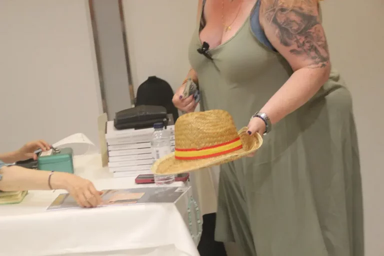 FOTOGRAFÍA. BARCELONA (CATALUÑA) REINO DE ESPAÑA, VIERNES 4/SÁBADO 5 DE JULIO DE 2025. Detalles de los ponentes y presentadores de las ponencias del XI Congreso de Catalanitat Hispánica Somatemps han tenido lugar en uno de los auditorios del Hotel Catalonia Barcelona 505, en calle Muntaner, número 505, 08022 Distrito de Sarrià-Sant Gervasi (Barcelona): el presidente de Somatemps, Rafael Molina; el director de Fundación DENAES para la defensa de España en Cataluña, Vicente Durán; la vicepresidente de la Asociación de Profesores por el Bilingüismo (APB), fundadora de la Asociación de Mujeres por la Igualdad (AMPI), María José Ibáñez Rodríguez. Ponencias: «El Obispo Guerra Campos. Un faro en la tormenta» por Manuel Jesús Acosta Elías (Manuel Acosta); «Mitos y manipulaciones: sobre el origen del catalanismo» por Javier Barraycoa Martínez; «La burguesía catalana y las guerras de Cuba» por Rafael Molina; «Los sindicatos libres» por Josep Alsina Calvés; «Le génocide Vendéen (el genocidio Vendeano)», por Reynald Sachar; «Juan de Sessa: un ejemplo de integración de la España del siglo XVI», por José Vicente Pascual; "Catalanes en la división azul" por Carlos Caballero; «Un hispanista francés en defensa de la verdad histórica» por Arnaud Imatz; y recital musical por Maria José Ibañez Rodríguez. Lasvocesdelpueblo (Ñ Pueblo)