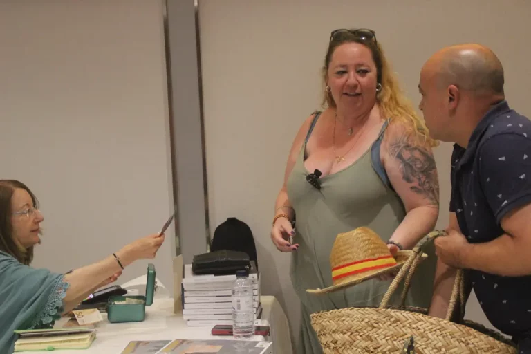 FOTOGRAFÍA. BARCELONA (CATALUÑA) REINO DE ESPAÑA, VIERNES 4/SÁBADO 5 DE JULIO DE 2025. Detalles de los ponentes y presentadores de las ponencias del XI Congreso de Catalanitat Hispánica Somatemps han tenido lugar en uno de los auditorios del Hotel Catalonia Barcelona 505, en calle Muntaner, número 505, 08022 Distrito de Sarrià-Sant Gervasi (Barcelona): el presidente de Somatemps, Rafael Molina; el director de Fundación DENAES para la defensa de España en Cataluña, Vicente Durán; la vicepresidente de la Asociación de Profesores por el Bilingüismo (APB), fundadora de la Asociación de Mujeres por la Igualdad (AMPI), María José Ibáñez Rodríguez. Ponencias: «El Obispo Guerra Campos. Un faro en la tormenta» por Manuel Jesús Acosta Elías (Manuel Acosta); «Mitos y manipulaciones: sobre el origen del catalanismo» por Javier Barraycoa Martínez; «La burguesía catalana y las guerras de Cuba» por Rafael Molina; «Los sindicatos libres» por Josep Alsina Calvés; «Le génocide Vendéen (el genocidio Vendeano)», por Reynald Sachar; «Juan de Sessa: un ejemplo de integración de la España del siglo XVI», por José Vicente Pascual; "Catalanes en la división azul" por Carlos Caballero; «Un hispanista francés en defensa de la verdad histórica» por Arnaud Imatz; y recital musical por Maria José Ibañez Rodríguez. Lasvocesdelpueblo (Ñ Pueblo)