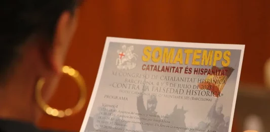 FOTOGRAFÍA. BARCELONA (CATALUÑA) REINO DE ESPAÑA, VIERNES 4/SÁBADO 5 DE JULIO DE 2025. Detalles de los ponentes y presentadores de las ponencias del XI Congreso de Catalanitat Hispánica Somatemps han tenido lugar en uno de los auditorios del Hotel Catalonia Barcelona 505, en calle Muntaner, número 505, 08022 Distrito de Sarrià-Sant Gervasi (Barcelona): el presidente de Somatemps, Rafael Molina; el director de Fundación DENAES para la defensa de España en Cataluña, Vicente Durán; la vicepresidente de la Asociación de Profesores por el Bilingüismo (APB), fundadora de la Asociación de Mujeres por la Igualdad (AMPI), María José Ibáñez Rodríguez. Ponencias: «El Obispo Guerra Campos. Un faro en la tormenta» por Manuel Jesús Acosta Elías (Manuel Acosta); «Mitos y manipulaciones: sobre el origen del catalanismo» por Javier Barraycoa Martínez; «La burguesía catalana y las guerras de Cuba» por Rafael Molina; «Los sindicatos libres» por Josep Alsina Calvés; «Le génocide Vendéen (el genocidio Vendeano)», por Reynald Sachar; «Juan de Sessa: un ejemplo de integración de la España del siglo XVI», por José Vicente Pascual; "Catalanes en la división azul" por Carlos Caballero; «Un hispanista francés en defensa de la verdad histórica» por Arnaud Imatz; y recital musical por Maria José Ibañez Rodríguez. Lasvocesdelpueblo (Ñ Pueblo)