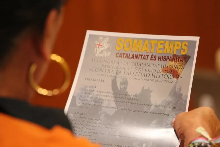 FOTOGRAFÍA. BARCELONA (CATALUÑA) REINO DE ESPAÑA, VIERNES 4/SÁBADO 5 DE JULIO DE 2025. Detalles de los ponentes y presentadores de las ponencias del XI Congreso de Catalanitat Hispánica Somatemps han tenido lugar en uno de los auditorios del Hotel Catalonia Barcelona 505, en calle Muntaner, número 505, 08022 Distrito de Sarrià-Sant Gervasi (Barcelona): el presidente de Somatemps, Rafael Molina; el director de Fundación DENAES para la defensa de España en Cataluña, Vicente Durán; la vicepresidente de la Asociación de Profesores por el Bilingüismo (APB), fundadora de la Asociación de Mujeres por la Igualdad (AMPI), María José Ibáñez Rodríguez. Ponencias: «El Obispo Guerra Campos. Un faro en la tormenta» por Manuel Jesús Acosta Elías (Manuel Acosta); «Mitos y manipulaciones: sobre el origen del catalanismo» por Javier Barraycoa Martínez; «La burguesía catalana y las guerras de Cuba» por Rafael Molina; «Los sindicatos libres» por Josep Alsina Calvés; «Le génocide Vendéen (el genocidio Vendeano)», por Reynald Sachar; «Juan de Sessa: un ejemplo de integración de la España del siglo XVI», por José Vicente Pascual; "Catalanes en la división azul" por Carlos Caballero; «Un hispanista francés en defensa de la verdad histórica» por Arnaud Imatz; y recital musical por Maria José Ibañez Rodríguez. Lasvocesdelpueblo (Ñ Pueblo)