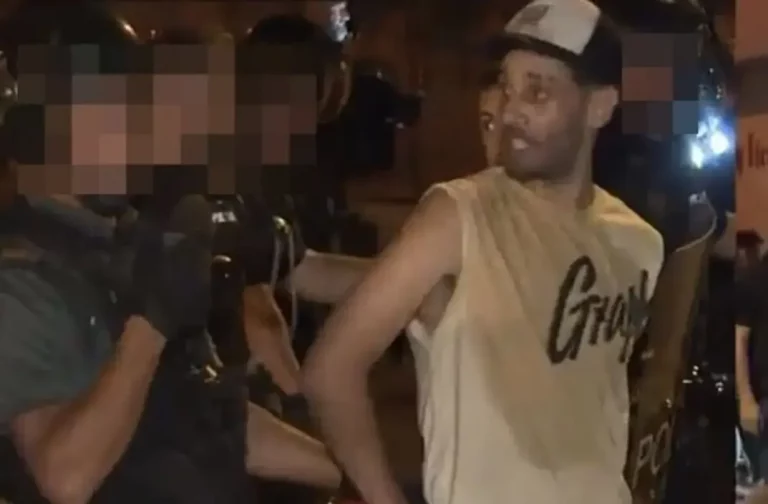 FOTOGRAFÍA. TORRE-PACHECO (REGIÓN DE MURCIA) REINO D EESPAÑA, 12 DE JULIO DE 2025. Soldados de las tropas de Mohamed VI de Marruecos —el rey marroquí de nombre completo Sidi Mohamed ben Hasán ben Mohamed ben Yusef al-Alawi— vuelvan a tomar las calles de Torre-Pacheco, en la Región de Murcia, Reino de España, donde reciben cobijo y financiación por parte de las autoridades españolas, de la mana del Partido popular (PP) de Isabel Natividad Díaz Ayuso y su jefe Alberto Núñez Feijóo junto al Partido Socialista (PSOE) del presidente del Gobierno de España Pedro Sánchez Pérez-Castejón, eso sí, con el dinero de los impuestos de los trabajadores españoles, quienes deben elegir entre ser extranjeros en su tierra o someterse a las nuevas normas de Rabat (Sharía islámica) o abandonar Torre-Pacheco a puñetazos, patadas y suplicando por su vida, así como le ocurrió al anciano español, don Domingo la pasada madrugada del miércoles, 9 de julio de 2025 cuando paseaba por las inmediaciones del cementerio de la ciudad y fue apalizado brutalmente y humillado. Lasvocesdelpueblo (Ñ pueblo)