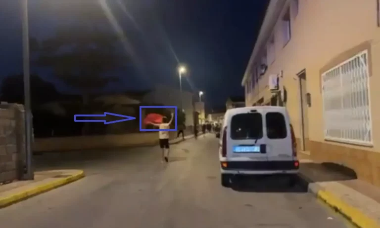 FOTOGRAFÍA. TORRE-PACHECO (REGIÓN DE MURCIA) REINO D EESPAÑA, 12 DE JULIO DE 2025. Soldados de las tropas de Mohamed VI de Marruecos —el rey marroquí de nombre completo Sidi Mohamed ben Hasán ben Mohamed ben Yusef al-Alawi— vuelvan a tomar las calles de Torre-Pacheco, en la Región de Murcia, Reino de España, donde reciben cobijo y financiación por parte de las autoridades españolas, de la mana del Partido popular (PP) de Isabel Natividad Díaz Ayuso y su jefe Alberto Núñez Feijóo junto al Partido Socialista (PSOE) del presidente del Gobierno de España Pedro Sánchez Pérez-Castejón, eso sí, con el dinero de los impuestos de los trabajadores españoles, quienes deben elegir entre ser extranjeros en su tierra o someterse a las nuevas normas de Rabat (Sharía islámica) o abandonar Torre-Pacheco a puñetazos, patadas y suplicando por su vida, así como le ocurrió al anciano español, don Domingo la pasada madrugada del miércoles, 9 de julio de 2025 cuando paseaba por las inmediaciones del cementerio de la ciudad y fue apalizado brutalmente y humillado. Lasvocesdelpueblo (Ñ pueblo)