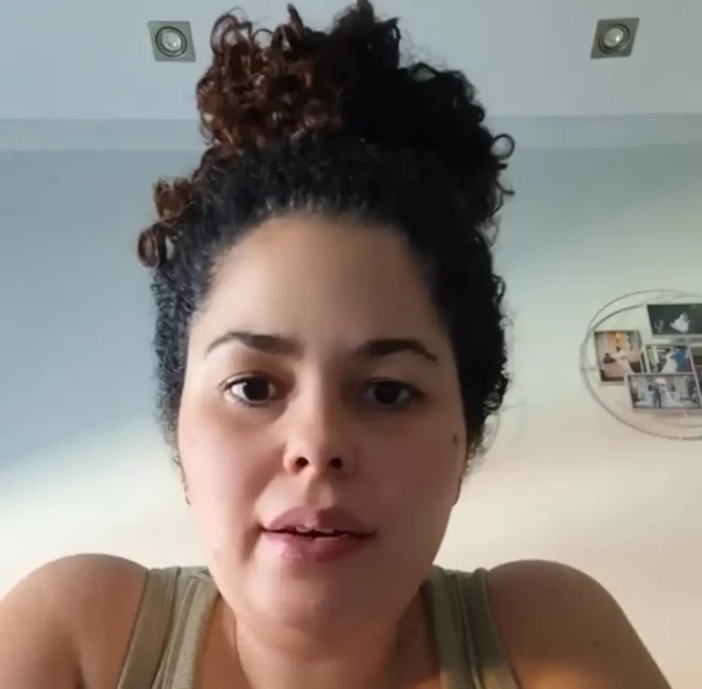 FOTOGRAFÍA. BARCELONA (CATALUÑA) REINO DE ESPAÑA, 21 DE JULIO DE 2025. Una española, nacionalizada con país de origen Cuba 8en la imagen), rechaza las políticas migracionistas y globalistas de "Fronteras Abiertas" del Gobierno de España y del Partido Socialista (PSOE) de Pedro Sánchez Pérez-Castejón; del Partido Popular (PP) de Isabel La Mala (Isabel natividad Díaz Ayuso) y su jefe Alberto Núñez Feijóo; del Movimiento SUMAR y socios de extrema izquierda de Yolanda Díaz Pérez; del principal partido de las ultraizquierdas Podemos de Ione Belarra y su colega Irene Montero Gil; y de la paquete de la AntiEspaña (separatistas y filoetarras): PNV, JxCat, ERC, CUP, EH Bildu y Coalición Canarias. En la actualidad, solo tres formaciones políticas han dicho la verdad sobre la inmigración masiva y descontrolada en España y luchan contra la invasión migratoria y sus consecuencias: VOX, Aliança Catalana (FC) y Frente Obrero (FO). Lasvocesdelpueblo (Ñ Pueblo)