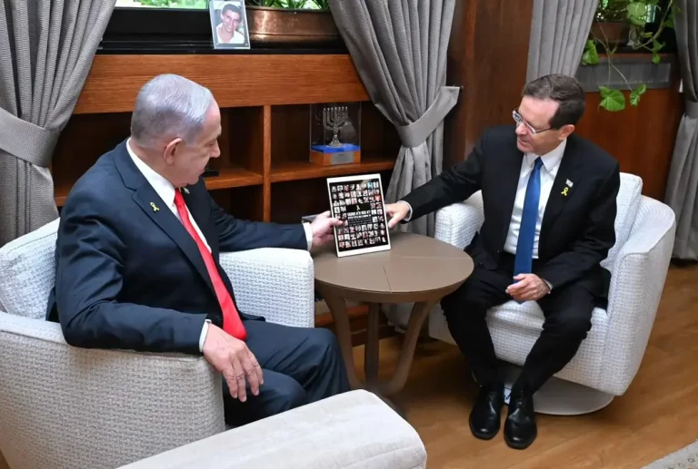 FOTOGRAFÍA. JERUSALÉN (ISRAEL), 06 DE JULIO DE 2025. En la mañana de hoy, domingo 6 de julio de 2025, el presidente del Estado de Israel, Isaac Herzog (d); se reunió con el primer ministro de la Tierra Santa, Benjamín Netanyahu (i); a pocas horas de su viaje a Washington (Estados Unidos de América, EEUU). Lasvocesdelpueblo (Ñ Pueblo)