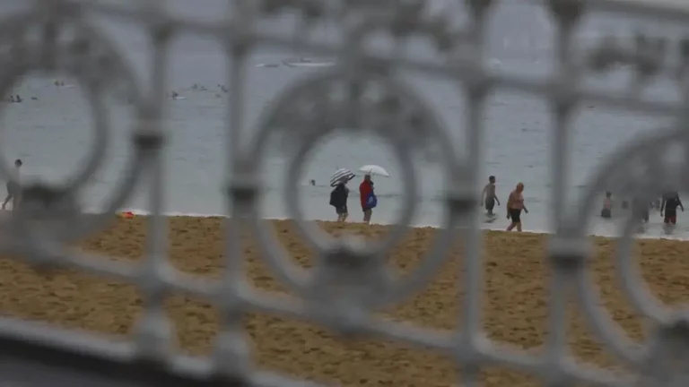 FOTOGRAFÍA. SAN SEBASTIÁN (LAS VASCONGADAS) REINO DE ESPAÑA, 02 DE JUNIO DE 2025. Una pareja se protege de la lluvia con paraguas este miércoles en la playa de la Concha de San Sebastián. Efe