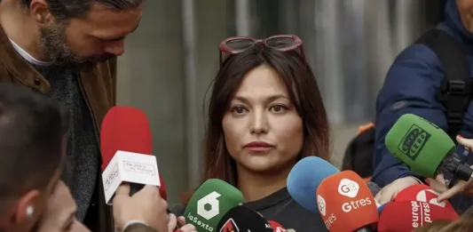 FOTOGRAFÍA. MADRID (COMUNIDAD DE MADRID) REINO DE ESPAÑA, 1 DE ABRIL DE 2025. En la imagen, la actriz española y presentadora de televisión, Elisa Mouliaá Ruiz de Elvira (Elisa Mouliaá), valiente mujer de ideología izquierda que denunció agresiones sexuales contra el exlíder de la ultraizquierda más Madrid y portavoz del Grupo Parlamentario de la coalición de las extrema izquierda SUMAR en el Congreso de los Diputados, Íñigo Errejón Galván, a su llegada a los juzgados de Plaza de Castilla en Madrid. Efe