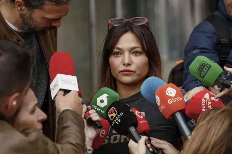 FOTOGRAFÍA. MADRID (COMUNIDAD DE MADRID) REINO DE ESPAÑA, 1 DE ABRIL DE 2025. En la imagen, la actriz española y presentadora de televisión, Elisa Mouliaá Ruiz de Elvira (Elisa Mouliaá), valiente mujer de ideología izquierda que denunció agresiones sexuales contra el exlíder de la ultraizquierda más Madrid y portavoz del Grupo Parlamentario de la coalición de las extrema izquierda SUMAR en el Congreso de los Diputados, Íñigo Errejón Galván, a su llegada a los juzgados de Plaza de Castilla en Madrid. Efe