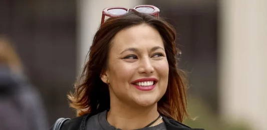 FOTOGRAFÍA. MADRID (COMUNIDAD DE MADRID) REINO DE ESPAÑA, 1 DE ABRIL DE 2025. En la imagen, la actriz española y presentadora de televisión, Elisa Mouliaá Ruiz de Elvira (Elisa Mouliaá), valiente mujer de ideología izquierda que denunció agresiones sexuales contra el exlíder de la ultraizquierda más Madrid y portavoz del Grupo Parlamentario de la coalición de las extrema izquierda SUMAR en el Congreso de los Diputados, Íñigo Errejón Galván, a su llegada a los juzgados de Plaza de Castilla en Madrid. Efe