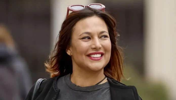 FOTOGRAFÍA. MADRID (COMUNIDAD DE MADRID) REINO DE ESPAÑA, 1 DE ABRIL DE 2025. En la imagen, la actriz española y presentadora de televisión, Elisa Mouliaá Ruiz de Elvira (Elisa Mouliaá), valiente mujer de ideología izquierda que denunció agresiones sexuales contra el exlíder de la ultraizquierda más Madrid y portavoz del Grupo Parlamentario de la coalición de las extrema izquierda SUMAR en el Congreso de los Diputados, Íñigo Errejón Galván, a su llegada a los juzgados de Plaza de Castilla en Madrid. Efe