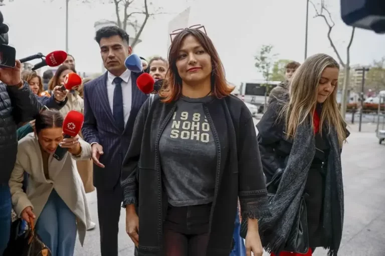 FOTOGRAFÍA. MADRID (COMUNIDAD DE MADRID) REINO DE ESPAÑA, 1 DE ABRIL DE 2025. En la imagen, la actriz española y presentadora de televisión, Elisa Mouliaá Ruiz de Elvira (Elisa Mouliaá), valiente mujer de ideología izquierda que denunció agresiones sexuales contra el exlíder de la ultraizquierda más Madrid y portavoz del Grupo Parlamentario de la coalición de las extrema izquierda SUMAR en el Congreso de los Diputados, Íñigo Errejón Galván, a su llegada a los juzgados de Plaza de Castilla en Madrid. Efe