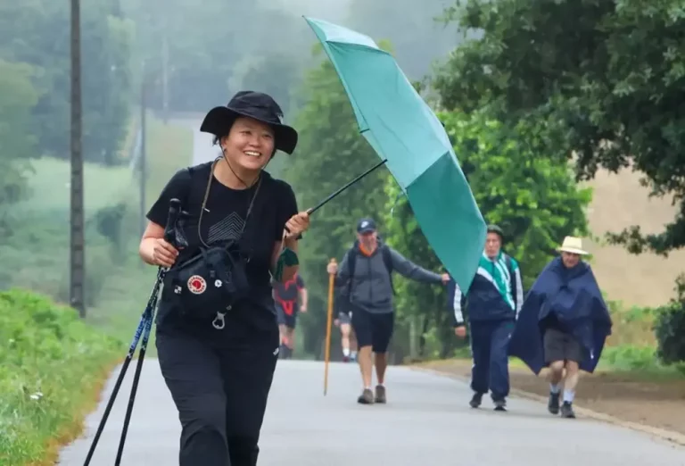 FOTOGRAFÍA. SANTIAGO DE COMPOSTELA (GALICIA) REINO DE ESPAÑA, 11 DE JULIO DE 2025. Peregrinos recorren el Camino Francés, protegidos de la lluvia, este viernes antes de su llegada a Santiago de Compostela. Efe