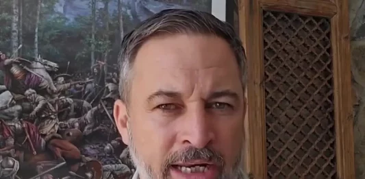 FOTOGRAFÍA. MADRID (REINO DE ESPAÑA), 13 DE JULIO DE 2025. El líder opositor español, presidente de la Resistencia (VOX) y líder de la alianza europea Patriots of Europe, Santiago Abascal Conde, registrado este domingo durante una declaración sobre la violencia perpetrada por los soldados de Marruecos en Torre-Pacheco (Región de Murcia) Reino de España, donde gracias a las políticas de Fronteras Abiertas del Partido popular (PP) y Partido Socialista (PSOE), de los 40.000 habitantes de Torre-Pacheco más del 30 % es ya mismo magrebí, es decir, militares de Marruecos listos para destruir España. Mientras, quien financia y paga el alojamiento de esos soldados de Marruecos son precisamente las autoridades españolas con el dinero de las clases obreras españolas vías impuestos abusivos. Lasvocesdelpueblo (Ñ Pueblo)