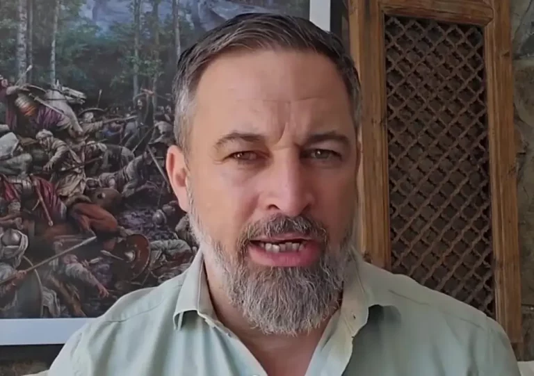 FOTOGRAFÍA. MADRID (REINO DE ESPAÑA), 13 DE JULIO DE 2025. El líder opositor español, presidente de la Resistencia (VOX) y líder de la alianza europea Patriots of Europe, Santiago Abascal Conde, registrado este domingo durante una declaración sobre la violencia perpetrada por los soldados de Marruecos en Torre-Pacheco (Región de Murcia) Reino de España, donde gracias a las políticas de Fronteras Abiertas del Partido popular (PP) y Partido Socialista (PSOE), de los 40.000 habitantes de Torre-Pacheco más del 30 % es ya mismo magrebí, es decir, militares de Marruecos listos para destruir España. Mientras, quien financia y paga el alojamiento de esos soldados de Marruecos son precisamente las autoridades españolas con el dinero de las clases obreras españolas vías impuestos abusivos. Lasvocesdelpueblo (Ñ Pueblo)