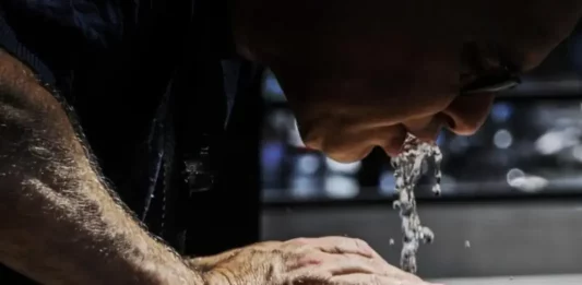 FOTOGRAFÍA. SEVILLA (ANADALUCÍA) REINO DE ESPAÑA, 01 DE JULIO DE 2025. Detalle de un hombre bebiendo en una fuente. Efe
