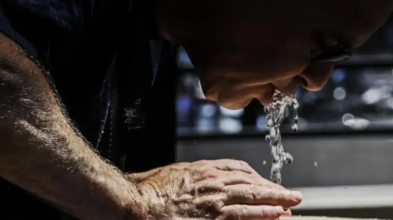 FOTOGRAFÍA. SEVILLA (ANADALUCÍA) REINO DE ESPAÑA, 01 DE JULIO DE 2025. Detalle de un hombre bebiendo en una fuente. Efe