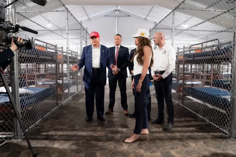 FOTOGRAFÍA. ISLA DE ALCATRAZ (SAN FRANCISCO (CALIFORNIA) ESTADOS UNIDOS DE AMÉRICA, EEUU, 30 DE JUNIO DE 2025. El 45º y 47º presidente de United States of America (USA), líder de la formación patriota estadounidense Partid Republicano y líder del mundo libre, Donald John Trump (i), junto a la Secretario del Departamento de Seguridad Nacional de los Estados Unidos, Kristi Lynn Arnold Noem (Kristi Noem) (d), visitó hoy las reformadas instalaciones de emblemática Prisión Federal de Alcatraz, conocida como "Penitenciaría de los Estados Unidos de América" o comúnmente como "Alcatraz"; una prisión federal de máxima seguridad en la Isla de Alcatraz (2,01 km²), frente a la costa de San Francisco (Estado de California) United States of America (USA), la cual funcionó desde 1934 a 1963. USA va ha retener en Alcatraz a los delincuentes inmigrantes e ilegales hasta su deportación del país. "Muy pronto, estas instalaciones albergarán a algunos de los migrantes más amenazantes, algunas de las personas más crueles del planeta", ha dicho el presidente Trump desde Alcatraz. Lasvocesdelpueblo (Ñ Pueblo)