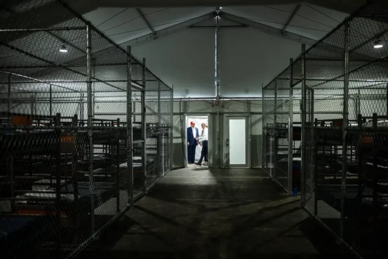 FOTOGRAFÍA. ISLA DE ALCATRAZ (SAN FRANCISCO (CALIFORNIA) ESTADOS UNIDOS DE AMÉRICA, EEUU, 30 DE JUNIO DE 2025. El 45º y 47º presidente de United States of America (USA), líder de la formación patriota estadounidense Partid Republicano y líder del mundo libre, Donald John Trump, junto a la Secretario del Departamento de Seguridad Nacional de los Estados Unidos, Kristi Lynn Arnold Noem (Kristi Noem), visitó hoy las reformadas instalaciones de emblemática Prisión Federal de Alcatraz, conocida como "Penitenciaría de los Estados Unidos de América" o comúnmente como "Alcatraz"; una prisión federal de máxima seguridad en la Isla de Alcatraz (2,01 km²), frente a la costa de San Francisco (Estado de California) United States of America (USA), la cual funcionó desde 1934 a 1963. USA va ha retener en Alcatraz a los delincuentes inmigrantes e ilegales hasta su deportación del país. "Muy pronto, estas instalaciones albergarán a algunos de los migrantes más amenazantes, algunas de las personas más crueles del planeta", ha dicho el presidente Trump desde Alcatraz. Lasvocesdelpueblo (Ñ Pueblo)