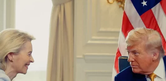 FOTOGRAFÍA. TURNBERRY (REINO UNIDO), 27 DE JULIO DE 2025. El presidente de los Estados Unidos de América (EEUU), Donald John Trump y la presidente de la Comisión Europea, Ursula Gertrud von der Leyen (Ursula Gertrud Albrecht), se reunieron en Escocia (Reino Unido) para llegar a un acuerdo acuerdo arancelario que incluye aranceles del 15 % a productos europeos, así como compras de energía y equipamiento militar estadounidense por parte de la UE. En virtud de este pacto, la UE acepta comprar energía de su país por valor de 750,000 millones de dólares e invertir 600,000 millones de dólares adicionales en equipamiento militar. Lasvocesdelpueblo (Ñ Pueblo)