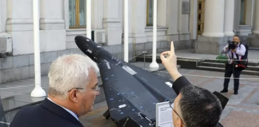 FOTOGRAFÍA. KIEV (UCRANIA), 23 DE JULIO DE 2025.- El ministro de Exteriores de Israel, Gideon Sa'ar (d), hace un gesto al lado del ministro de Exteriores de Ucrania, Andrii Sybiha (i), mientras miran un dron ruso Shahed 'Geran-2' frente a la sede del Ministerio de Exteriores, en Kiev, Ucrania, en una imagen del 23 de julio de 2025. Israel's Foreign Minister Gideon Sa'ar (R) gestures next to Ukraine's Foreign Minister Andrii Sybiha (L) as they look at a Russian Shahed 'Geran-2' drone in front of the Foreign Ministry headquarters, in Kyiv, Ukraine, 23 July 2025, amid the ongoing Russian invasion. The Israeli foreign minister is on an official trip to Kyiv, to meet top Ukrainian officials and Jewish community representatives. (Ucrania, Kiev). Efe