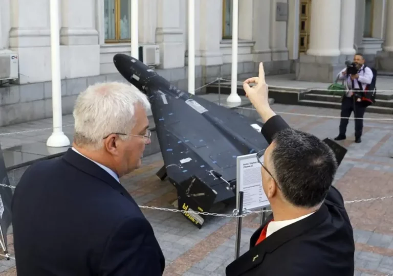 FOTOGRAFÍA. KIEV (UCRANIA), 23 DE JULIO DE 2025.- El ministro de Exteriores de Israel, Gideon Sa'ar (d), hace un gesto al lado del ministro de Exteriores de Ucrania, Andrii Sybiha (i), mientras miran un dron ruso Shahed 'Geran-2' frente a la sede del Ministerio de Exteriores, en Kiev, Ucrania, en una imagen del 23 de julio de 2025. Israel's Foreign Minister Gideon Sa'ar (R) gestures next to Ukraine's Foreign Minister Andrii Sybiha (L) as they look at a Russian Shahed 'Geran-2' drone in front of the Foreign Ministry headquarters, in Kyiv, Ukraine, 23 July 2025, amid the ongoing Russian invasion. The Israeli foreign minister is on an official trip to Kyiv, to meet top Ukrainian officials and Jewish community representatives. (Ucrania, Kiev). Efe
