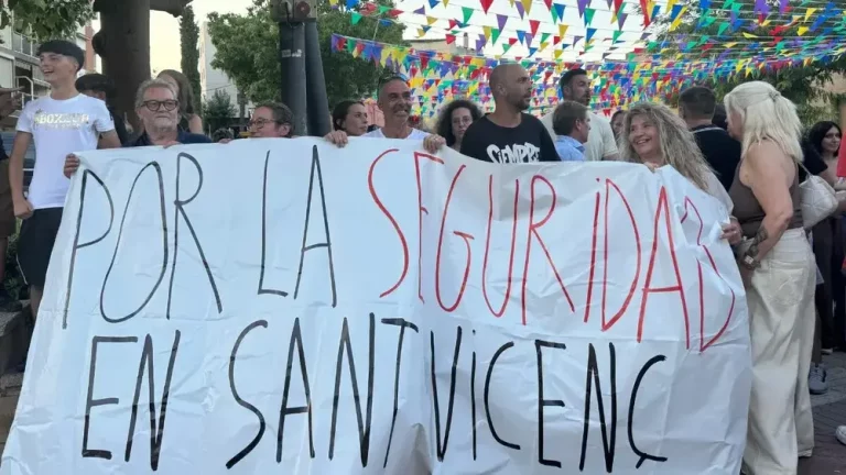 FOTOGRAFÍA. SANT VICENÇ DELS HORTS (BARCELONA) REINO DE ESPAÑA, 17 DE JULIO DE 2025. El portavoz del Grupo Parlamentario de VOX en el Parlamento de Cataluña y presidente del Comité Ejecutivo Provincial de VOX (CEP) en la provincia de Barcelona, Joan Garriga Doménech; junto a los concejales del Grupo Municipal de VOX en Sant Vicenç dels Horts, Manuel Vallejo Gómez e Iván Santiago Cortés, participan esta tarde en una concentración vecinal contra la inseguridad y violencia de los grupos de inmigrantes ilegales en la ciudad. Lasvocesdelpueblo (Ñ Pueblo)