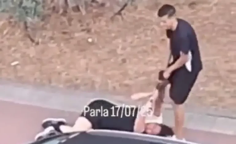 FOTOGRAFÍA. PARLA 8COMUNIDAD DE MADRID) REINO DE ESPAÑA, 17 D EJULIO DE 2025. Uno de los soldados de Marruecos, conocidos con el eufemismo "Menores Extranjeros No Acompañados (MENA)", es captado por un vecino atacando, agrediendo, robando, arrastrando, profiriendo patada en la cara de una joven mujer española y huyendo con el botín en plena calle de "Parla", en la Comunidad de Madrid (Reino de España). Lasvocesdelpueblo (Ñ Pueblo)