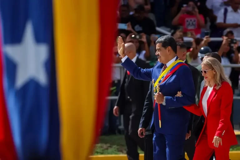FOTOGRAFÍA. CARCAS (VENEZUELA) 05 DE JULIO DE 2025. El terrorista autoproclamado "presidente" de Venezuela Nicolás Maduro Moro (i), y la "primera dama" comunista, Cilia Adela Flores de Maduro, participan en los actos conmemorativos del 214 aniversario de la Independencia de Venezuela este sábado, en Caracas (Venezuela). Efe