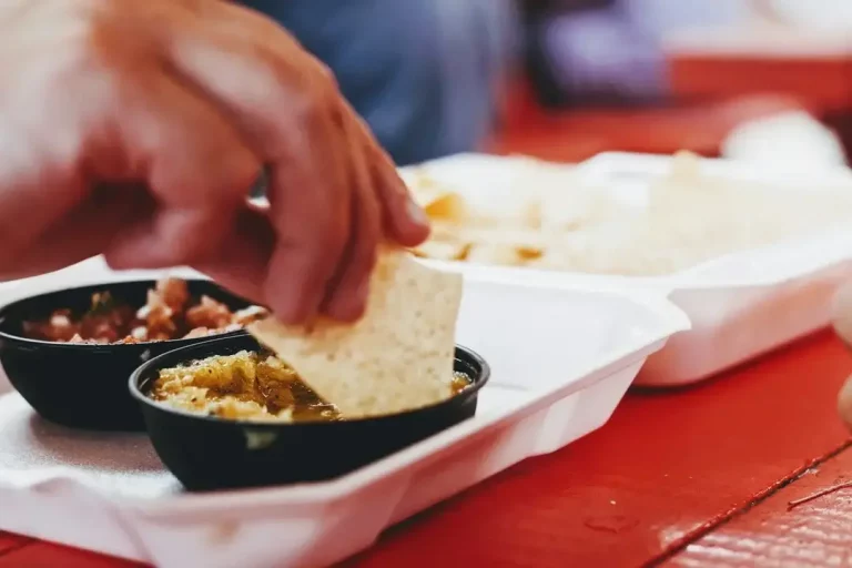 FOTOGRAFÍA. BARCELONA (CATALUÑA) REINO DE ESPAÑA, 17 DE JULIO DE 2025. Detalle de persona comiendo saludable. LEOlytics/Lasvocesdelpueblo (Ñ Pueblo)
