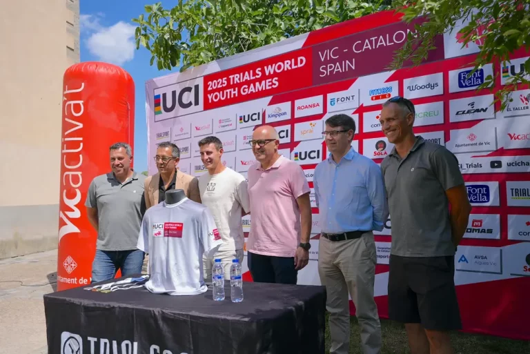 FOTOGRAFÍA. VIC (BARCELONA) CATALUÑA (REINO DE ESPAÑA, 17 DE JULIO DE 2025. Detalle de una imagen de la presentación de la prueba y algunos de los deportistas de Trialsport que estarán presentes en los Juegos Mundiales de la Juventud de Trial UCI 2025 de Vic los días 25 al 27 de julio en esta capital de la comarca de Osona (provincia de Barcelona) Cataluña, en el Reino de España. Lasvocesdelpueblo (Ñ Pueblo)