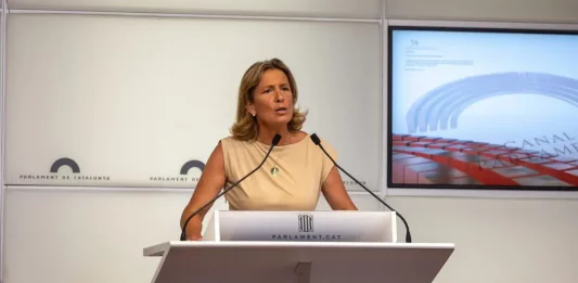 FOTOGRAFÍA. BARCELONA (CATALUÑA) REINO D EESPAÑA, 15 D EJULIO DE 2025. La portavoz nacional de Sanidad de VOX y portavoz adjunta del Grupo Parlamentario de la Resistencia en el Parlamento de Cataluña, María Elisa García Fuster, ofrece una rueda de prensa en el Palacio de la Cámara Catalana. Lasvocesdelpueblo (Ñ Pueblo)