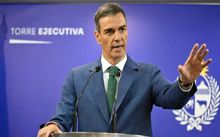 FOTOGRAFÍA. ASUNCIÓN (PARAGUAY), 23 DE JULIO DE 2025. El presidente del Gobierno de España y secretario general del Partido Socialista (PSOE), Pedro Sánchez Pérez-Castejón, habla en el Encuentro Empresarial Paraguay-España este miércoles, en Asunción (Paraguay). Efe
