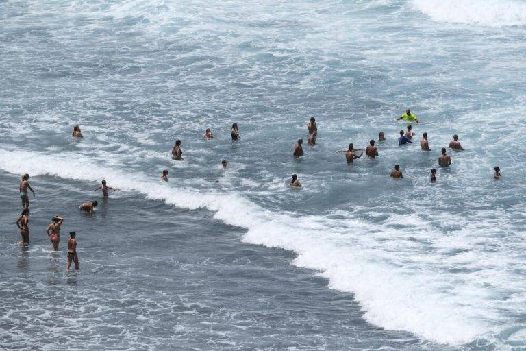 FOTOGRAFÍA. LOS REALEJOS (ISLA DE TENERRIFE) ISLAS CANARIAS (REINO DE ESPAÑA), 29 DE JULIO DE 2025. En la imagen, un grupo de personas en la playa de El Socorro, en el municipio tinerfeño de Los Realejos, este martes. Efe