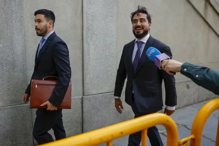 FOTOGRAFÍA. MADRID (REINO DE ESPAÑA), 11 DE JULIO DE 2025. eurodiputado de la satírica formación política sin ideología política y valores concretos que defiende aunque en su mayoría WOKE y gente de Ciudadanos (Cs), "Se Acabó La Fiesta (SALF), Luís Pérez Fernández (Alvise Pérez), tras comparecer ante el juez en el Tribunal  Supremo este viernes. Ha confirmado que recibió dinero en negro, en un maletín, para financiar la satírica Se Acabó La Fiesta (SALF). Efe