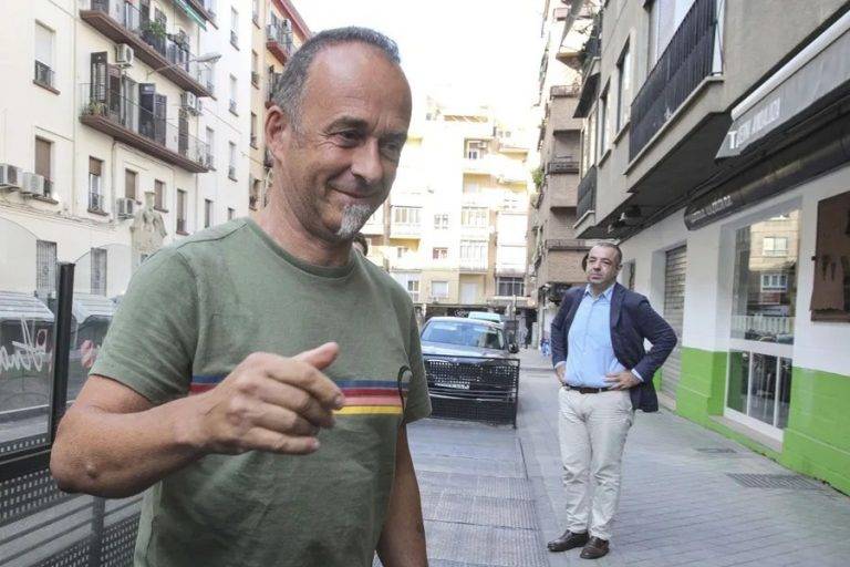 FOTOGRAFÍA. GRANADA (ANDALUCÍA) REINO DE ESPAÑA, 22 DE JULIO DE 2025. El italiano Francesco Arcuri, ganador de todos los procesos judiciales sobre la custodia de su hijo Daniel, llega al punto de encuentro fijado por orden judicial para que su hijo menor se reencuentre con él, que tiene ahora la custodia, este martes en Granada.La  llegada de la madre (Juana Rivas Gómez) se ha producido sobre las 10:40 horas, minutos después de que el Tribunal Constitucional (TC) inadmitiera la petición de medidas cautelares solicitada por los abogados de Juana Rivas Gómez para suspender la entrega del niño. Daniel, de 11 años, ha llegado acompañado por su madre, que ha accedido al punto de encuentro familiar, donde un equipo de psicólogos y de los servicios sociales velará por que el intercambio se produzca de forma tranquila, como acordó la semana pasada el Juzgado de Primera Instancia 3 de Granada. Efe