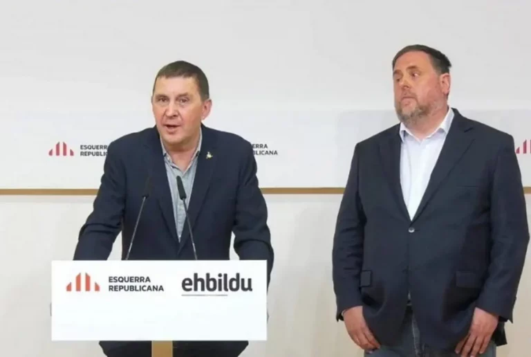 FOTOGRAFÍA. BARCELONA (ESPAÑA), 25.02.2022. El inhabilitado indultado preso golpista del Procés y líder de ERC, Oriol Junquera Vies (d), mantiene una reunión de trabajo con el jefe de la banda terrorista ETA durante la masacre terrorista de Hipercor (Barcelona) y líder del brazo político de esta organización terrorista en las instalaciones, Arnaldo Otegi Mondragón (i), en la sede de ERC en Barcelona, junto a la portavoz de ERC y secretaria adjunta, Marta Vilalta Torres. ERC. Lasvocesdelpueblo (Ñ Pueblo)