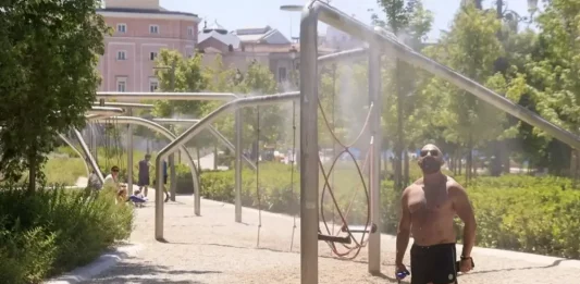 FOTOGRAFÍA. PLAZA ESPAÑA DE MADRID (MADRID) COMUNIDAD DE MADRID (REINO DE ESPAÑA), 15 DE JULIO DE 2025. Un viandante se refresca en un difusor de agua situado en la Plaza de España este martes en Madrid, en la región de Madrid (Reino de España). Efe.