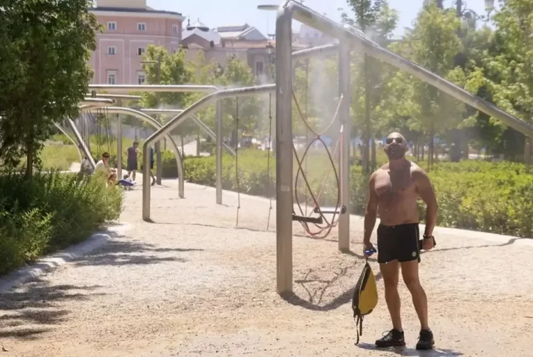 FOTOGRAFÍA. PLAZA ESPAÑA DE MADRID (MADRID) COMUNIDAD DE MADRID (REINO DE ESPAÑA), 15 DE JULIO DE 2025. Un viandante se refresca en un difusor de agua situado en la Plaza de España este martes en Madrid, en la región de Madrid (Reino de España). Efe.