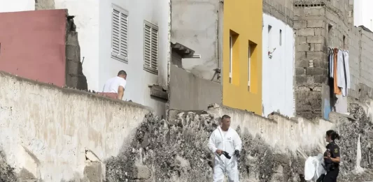 FOTOGRAFÍA. BARRIO DE LA ISLETA (LAS PALMAS DE GRAN CANARIA) ISLAS CANARIAS (REINO DE ESPAÑA), 16 DE JULIO DE 2025. Agentes de la Policía en el inmueble donde un marroquí quemó a una joven mujer, dejando la víctima al borde de la muerte. Efe
